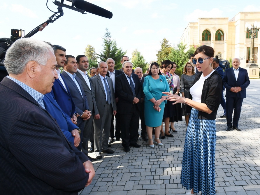 Посещение памятника великому лидеру Гейдару Алиеву в Исмаиллы - ФОТО