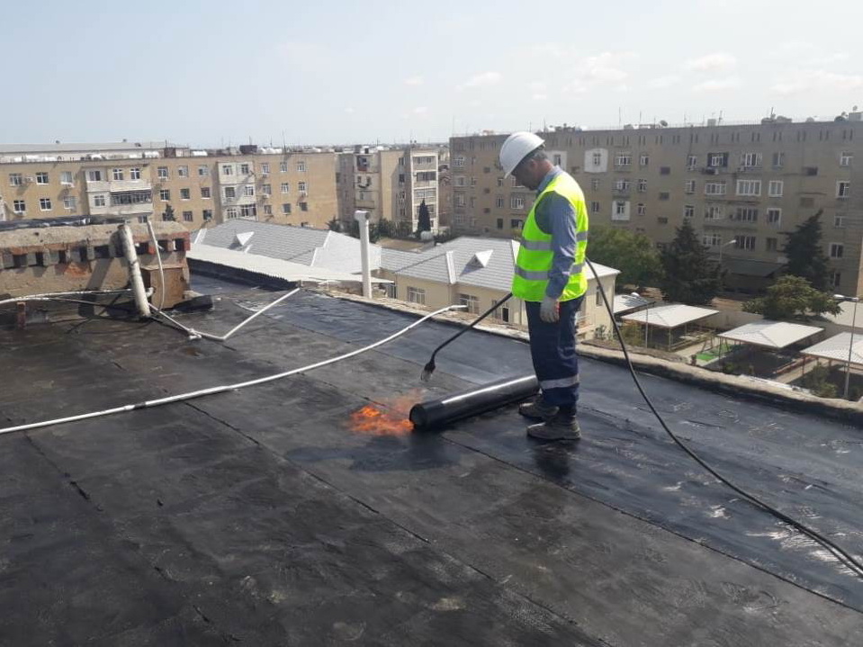В Хазарском районе Баку проводится замена кровельных покрытий зданий - ФОТО