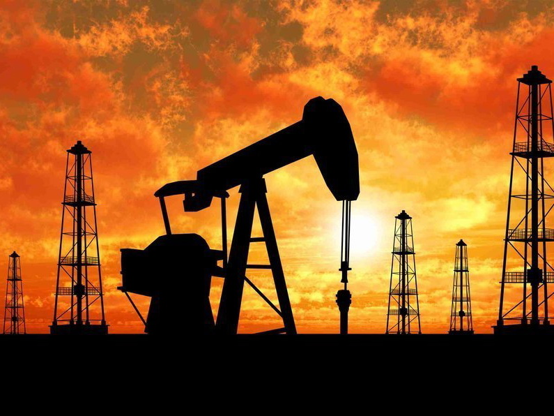 Цены на нефть снижаются на ухудшении перспектив спроса