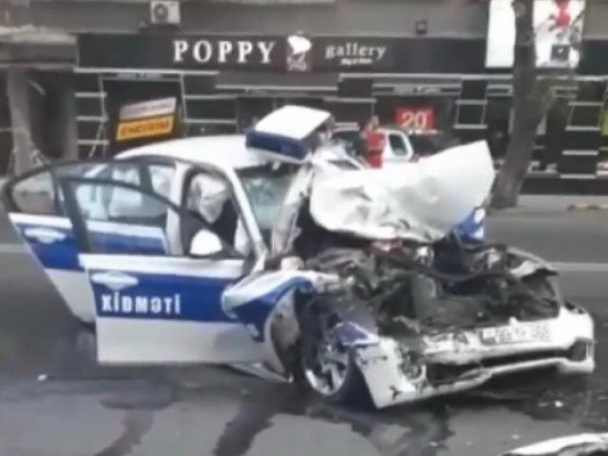 Машина ДПС страшно искорежена в аварии, пострадали полицейские - ВИДЕО