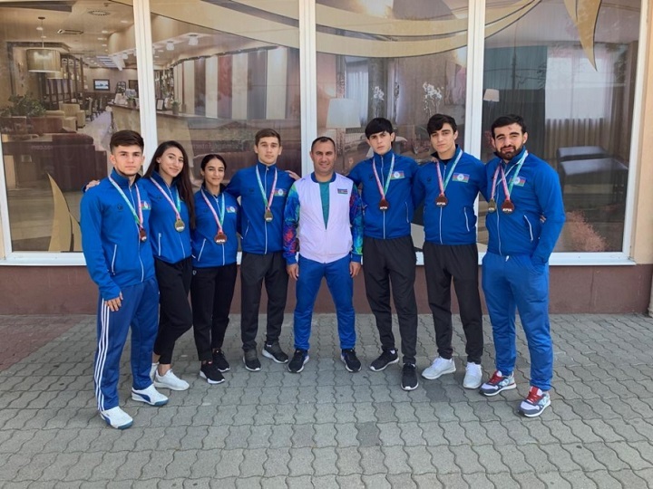 Karateçilərimiz Macarıstandan vətənə 8 medalla dönüb