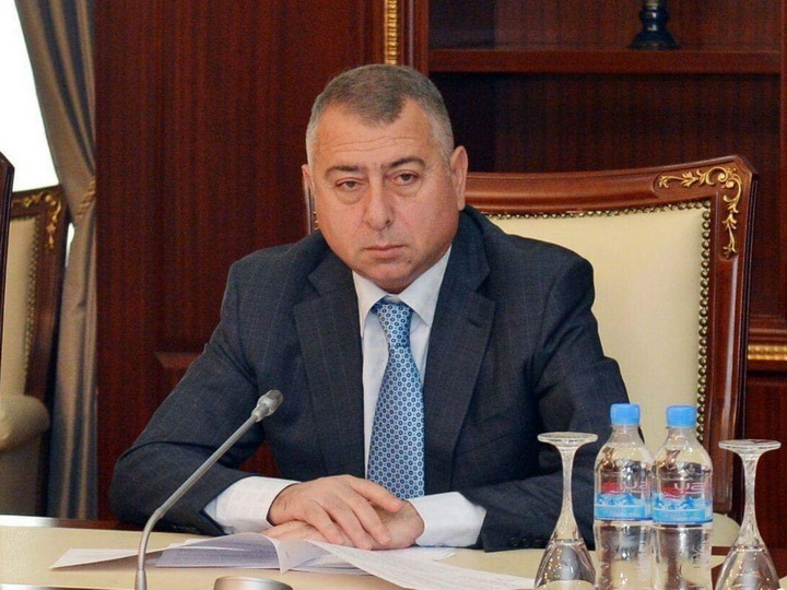 В Азербайджане депутат заложил свое служебное удостоверение взамен на кредит