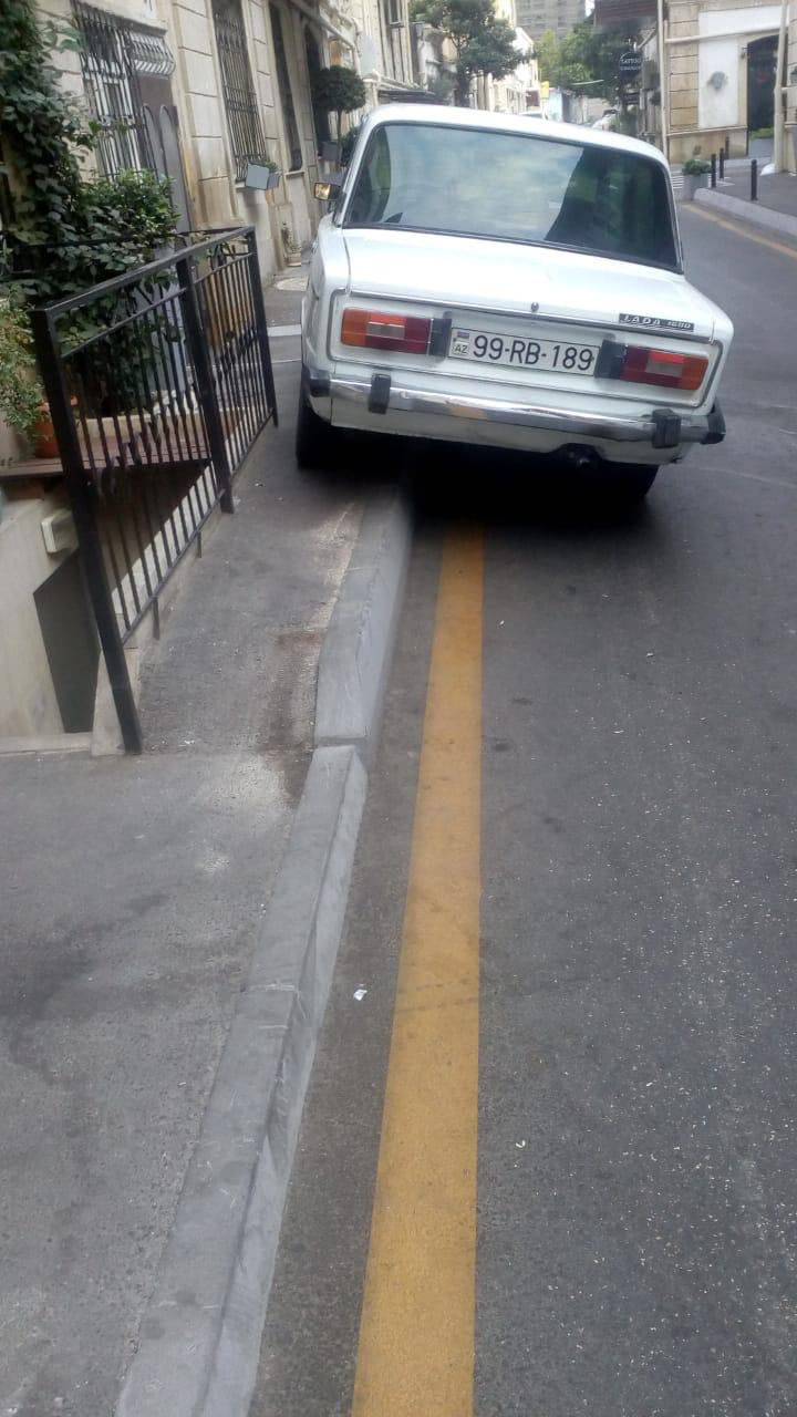 Как водители ломают тротуары в центре Баку [ФОТО]