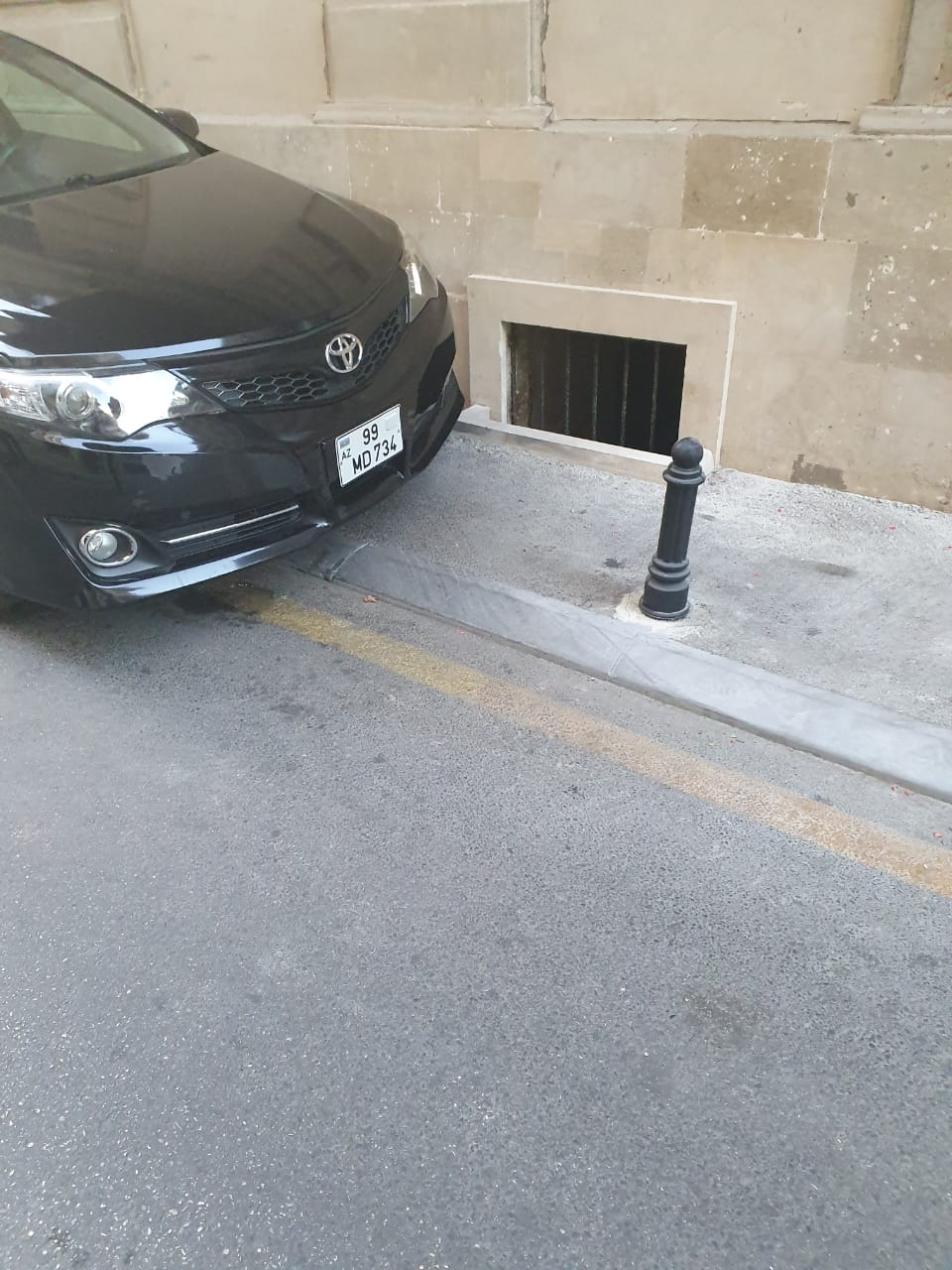 Как водители ломают тротуары в центре Баку [ФОТО]