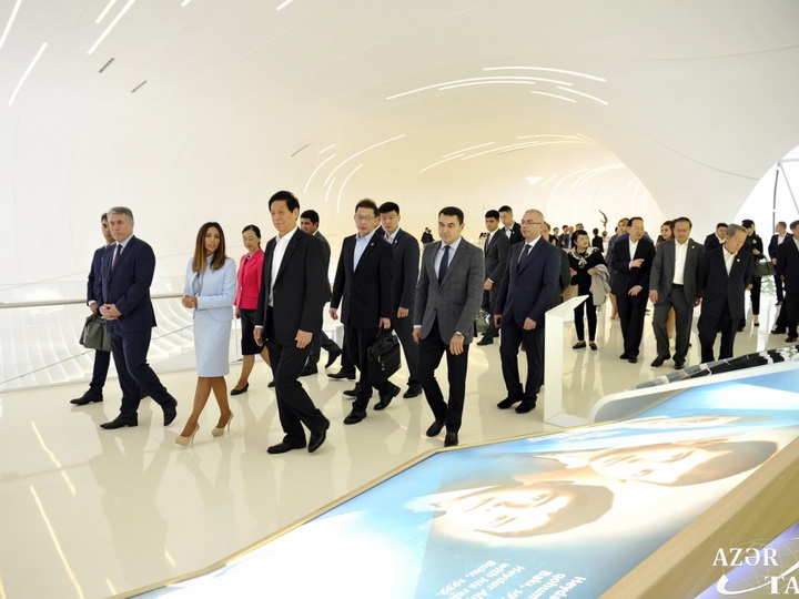 Китайская делегация ознакомилась с Центром Гейдара Алиева - ФОТО