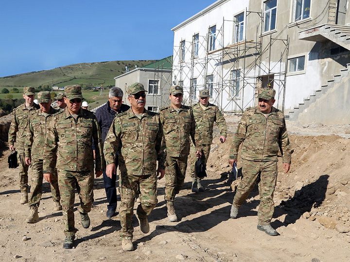 Министр обороны Азербайджана посетил прифронтовую зону - ФОТО