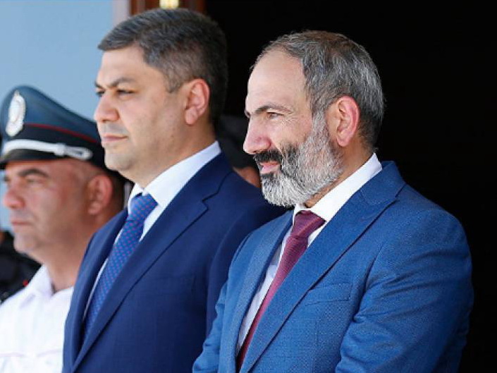 «Кодекс чести по-армянски»: Почему Пашинян и его бывший соратник выливают друг на друга ушаты грязи
