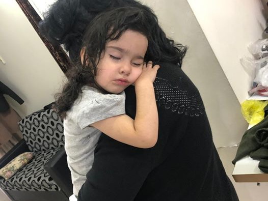 В Баку заблудился ребенок, которого оставили спящим в машине - ФОТО
