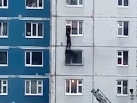Самоотверженность и героизм: В Нижневартовске Али Омаров спас девушку из горящей квартиры - ВИДЕО