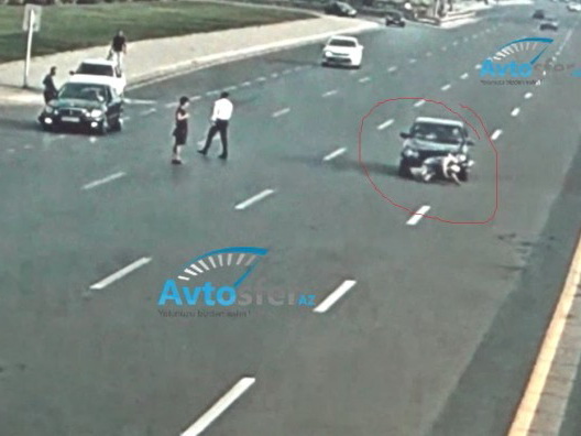 Страшная смерть: В Баку пожилой мужчина бросился под колеса автомобиля - ВИДЕО