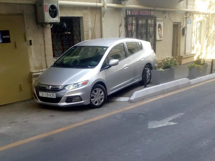 «Пешеходам тут не место»: Как водители «оккупируют» тротуары в центре Баку - ФОТОФАКТ