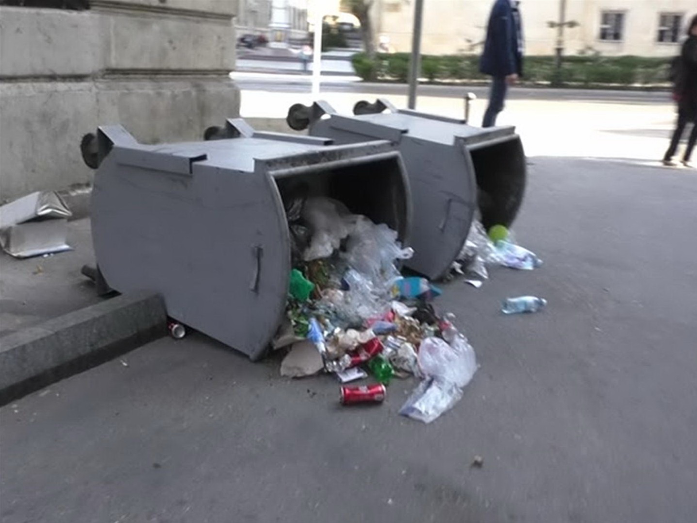 Полиция Баку: Пикетчики пытались парализовать движение транспорта, опрокинули мусорные баки – ФОТО