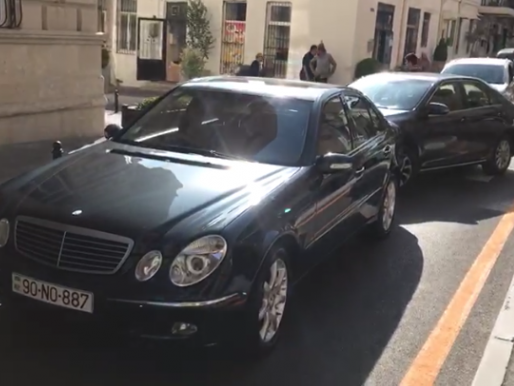 А мне все равно: В Баку водитель припарковался прямо посреди дороги, спровоцировав пробку – ВИДЕО