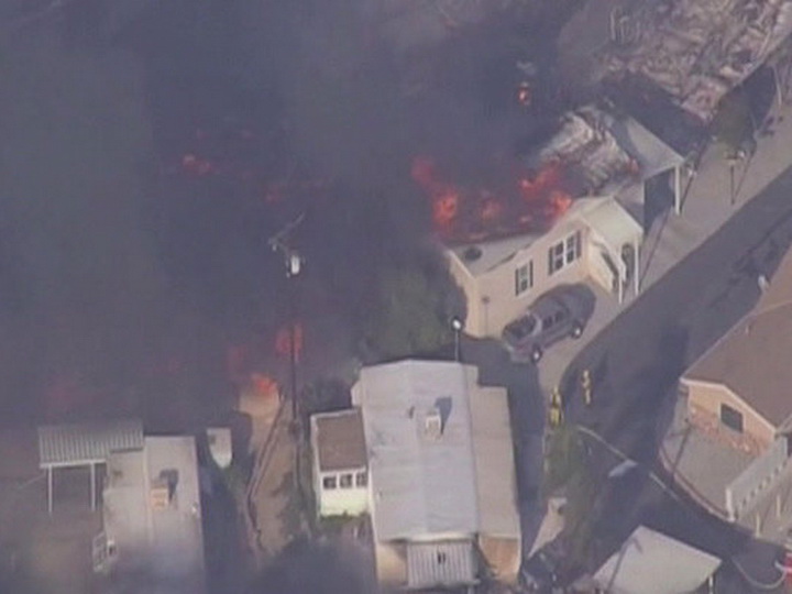 Лесной пожар в Южной Калифорнии уничтожил более 20 зданий