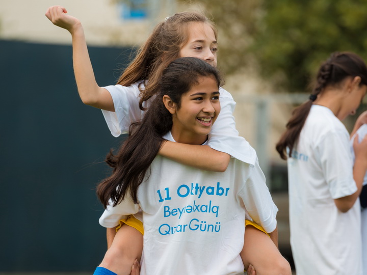 #Qızlarbacarır: Международный день девочек отметили в Баку футбольным фестивалем – ФОТО