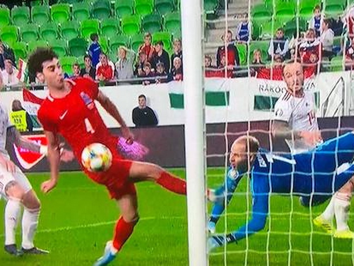 Судья из Голландии не засчитал чистый гол сборной Азербайджана - ВИДЕО