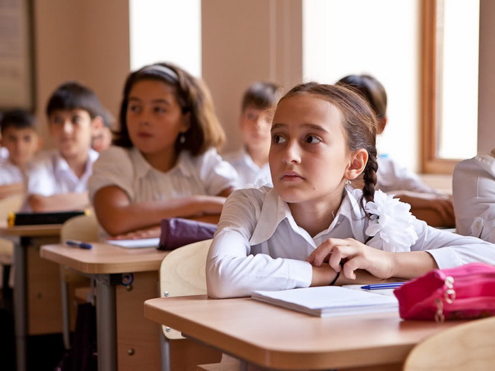 В Азербайджане около 54 тысячи учеников сменили место учебы