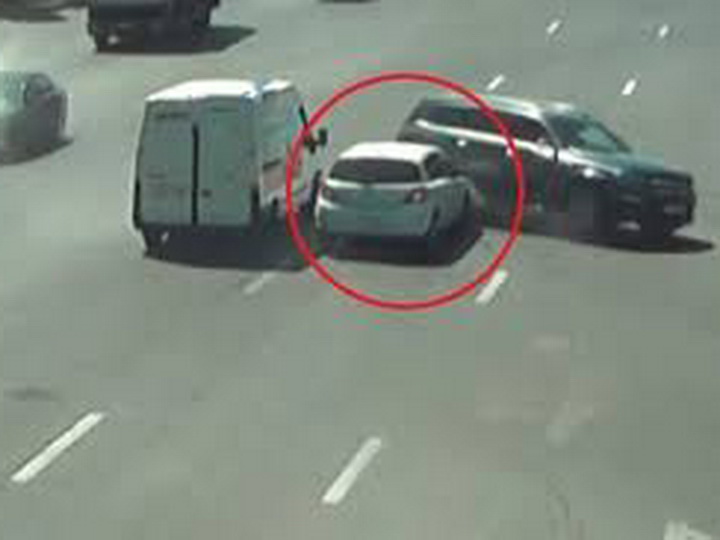 В Баку в проехавший на «красный» дорогой внедорожник врезались сразу два автомобиля – ВИДЕО