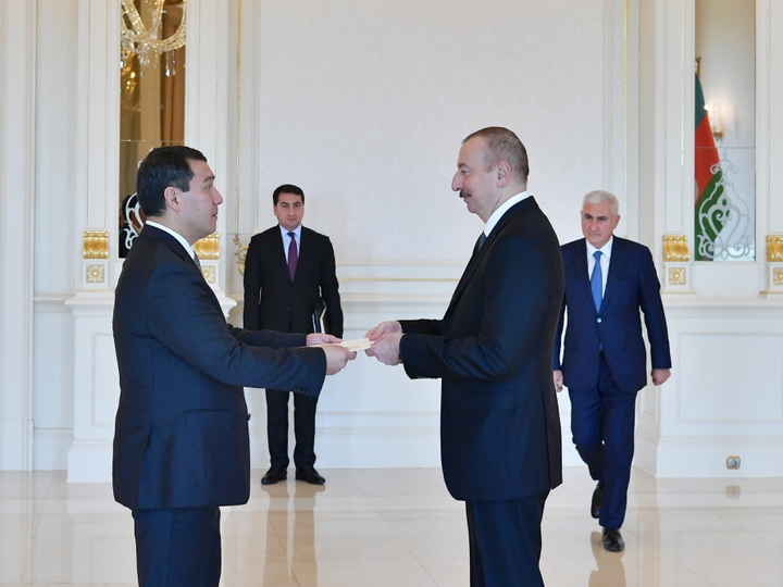 Президент Ильхам Алиев принял верительные грамоты посла Казахстана - ФОТО