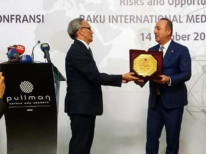 Глава МИД Турции награжден азербайджанским дипломом - ФОТО