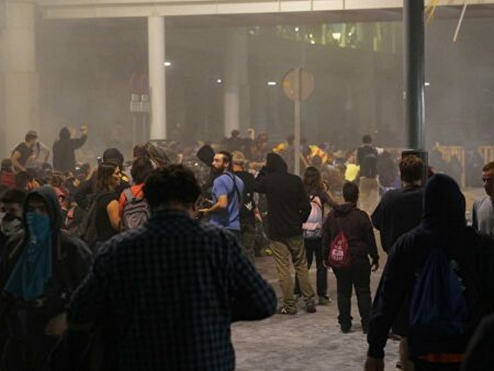 Более 130 человек пострадали в беспорядках в Каталонии