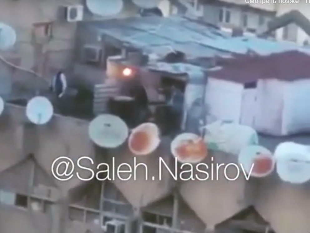 Наши фавелы: поселок из самостроек на крыше здания в Баку - ВИДЕО