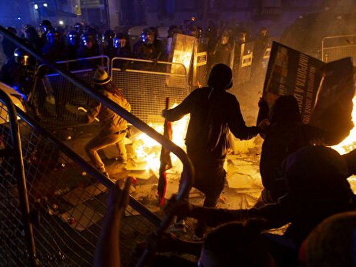 Свыше 50 человек пострадали в ходе протестов в Каталонии
