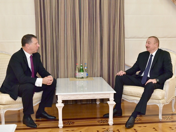 Президент Ильхам Алиев принял бывшего президента Латвии - ФОТО