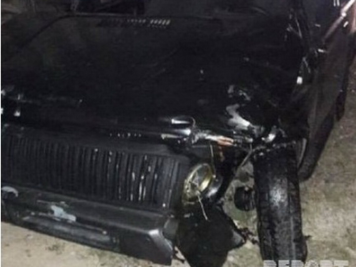 Автомобиль снес фонарный столб и врезался в дерево в центре Азербайджана – ФОТО