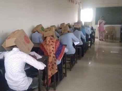 Скандал в Индии: студентов заставили сдавать экзамен с коробками на головах – ФОТО – ВИДЕО