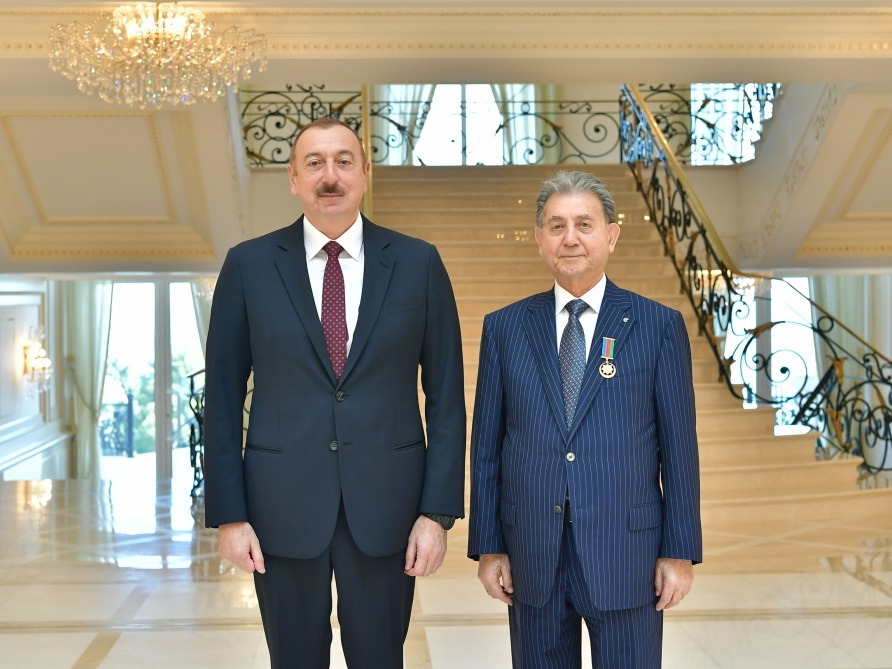 Президент Ильхам Алиев принял академика Акифа Ализаде и вручил ему орден - ФОТО