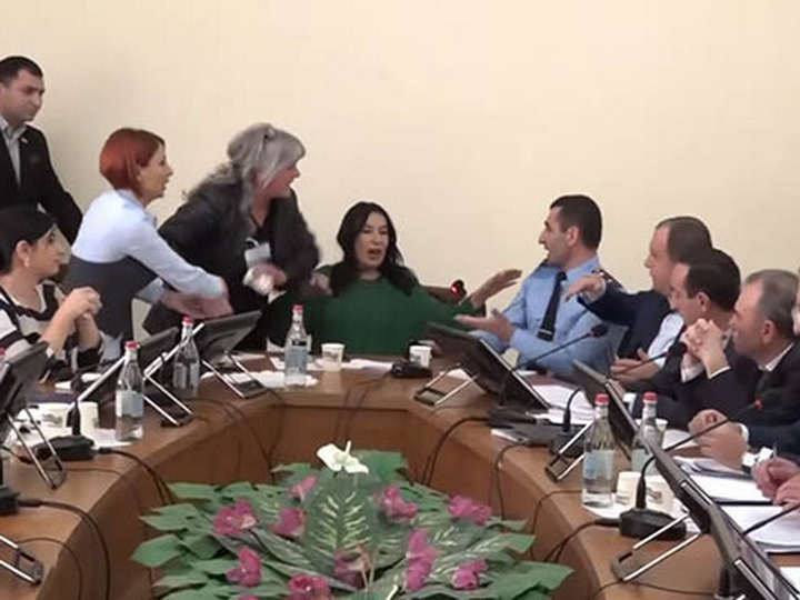 Мать погибшего солдата в парламенте Армении плеснула водой в лицо следователя - ВИДЕО