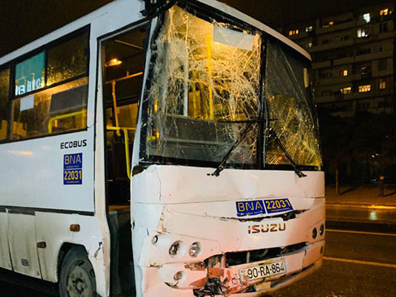 Bakıda bazar yaxınlığında avtobuslar toqquşdu: yaralılar var