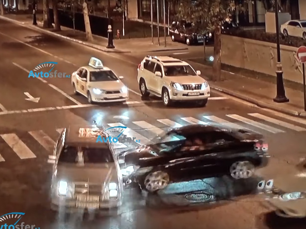 «Хотел проскочить перекресток»: В центре Баку таксист спровоцировал ДТП – ВИДЕО