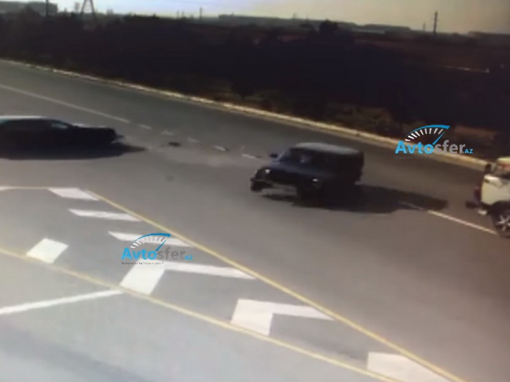 Тяжелое ДТП в Азербайджане: Выехавший на дорогу Mercedes, повлек за собой тяжелую аварию - ВИДЕО