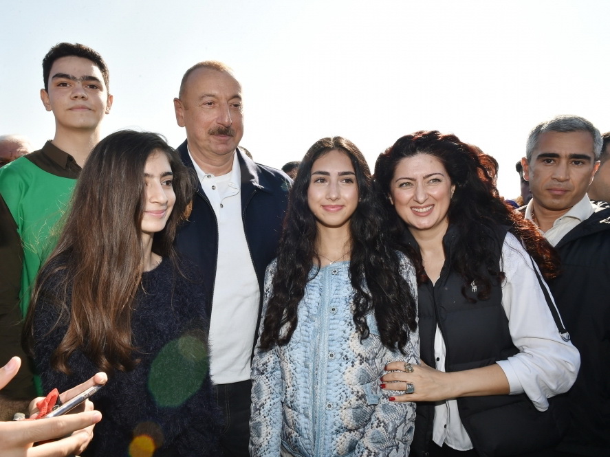 «Можно заново сфотографироваться?» Ильхам Алиев не оставил без внимания просьбу молодого человека – ВИДЕО