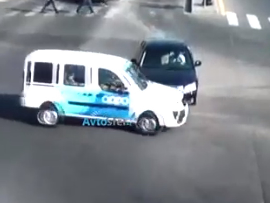В Баку автомобиль телеканала попал в ДТП - ВИДЕО