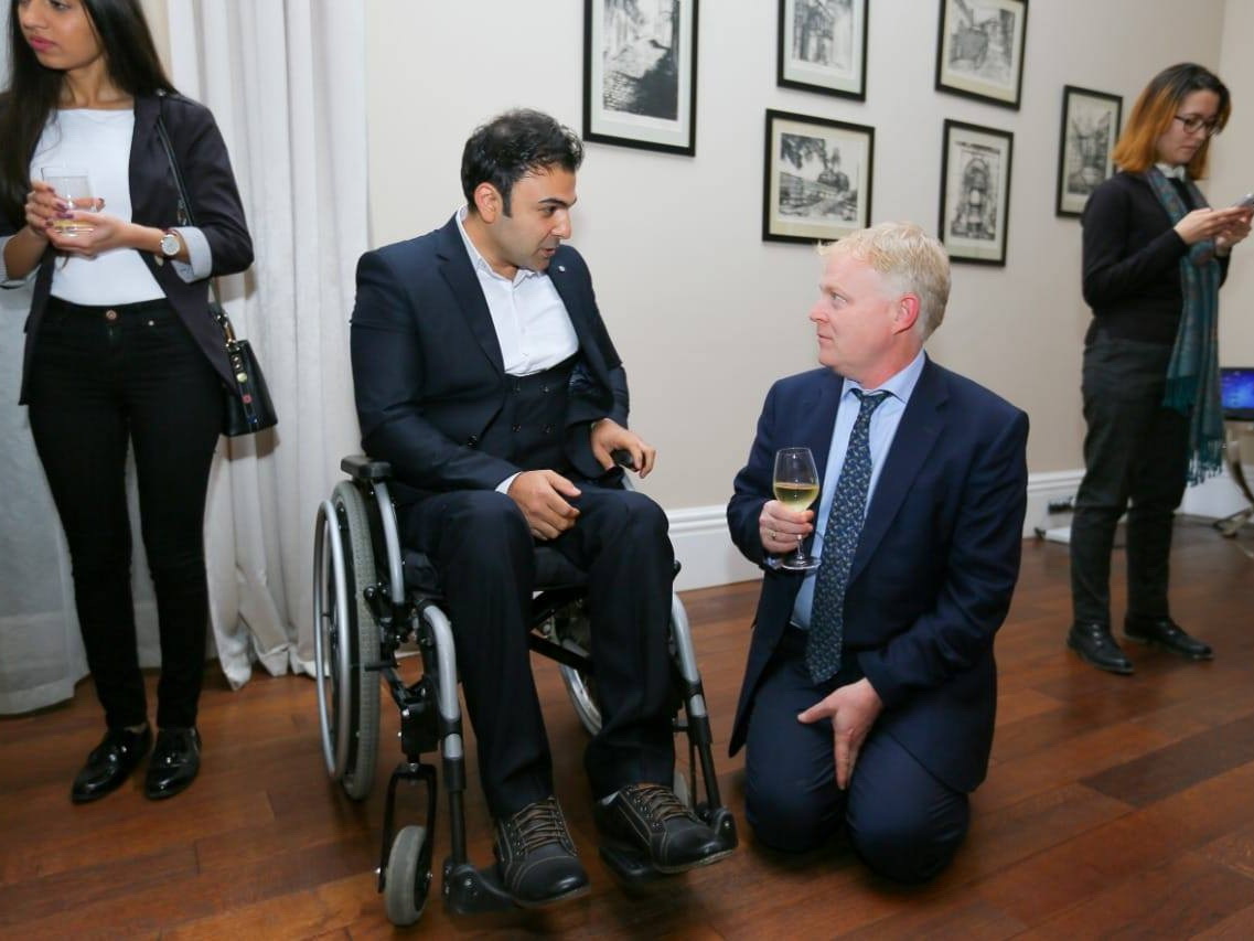 Зампосла Британии в Азербайджане сел на колени рядом с людьми в инвалидных колясках – ФОТО