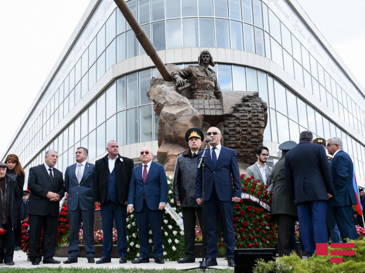 В Баку открыт памятник Национальному герою Альберту Агарунову