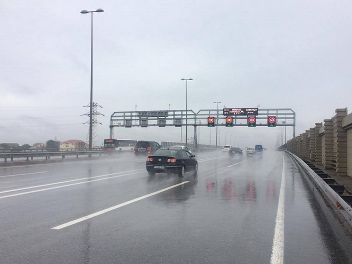 В связи с погодными условиями снижен скоростной лимит на автомагистралях Баку