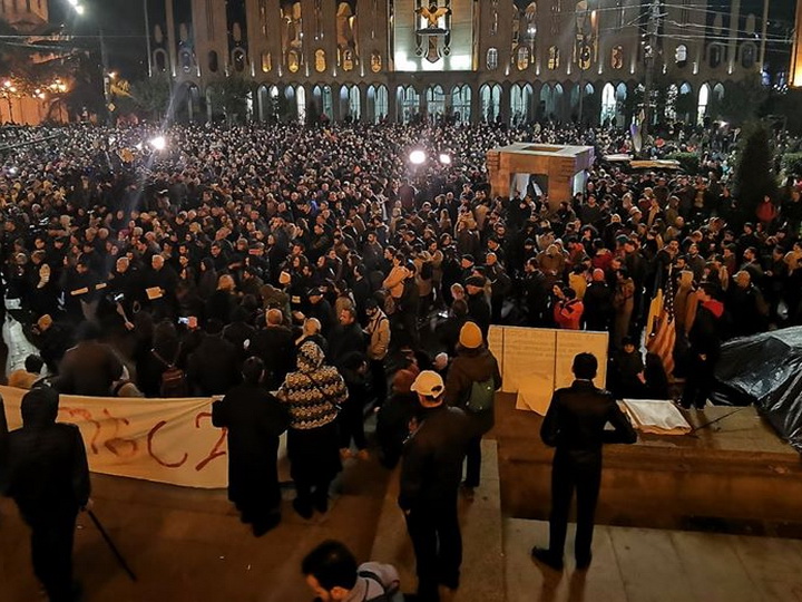 Акции протеста в Тбилиси: Оппозиция требует переходного правительства и досрочных парламентских выборов - ФОТО
