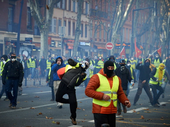 Протесты «желтых жилетов» обошлись Франции в 2,5 миллиарда евро