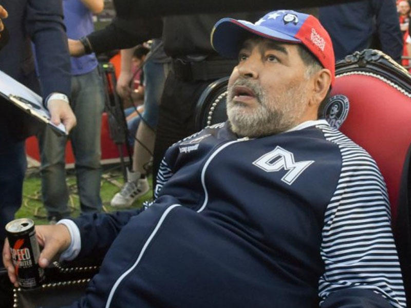 Maradona Argentina klubundan qovuldu