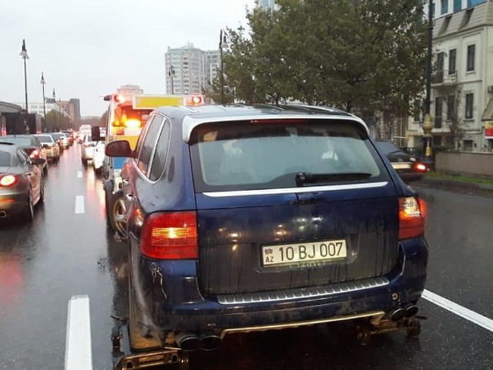 В Баку водитель парализовал движение из-за неправильной парковки автомобиля – ВИДЕО