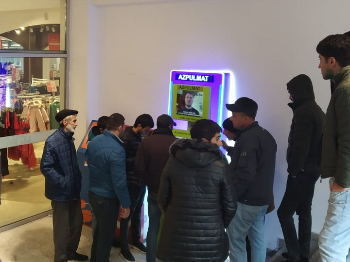 Автоматы, раздающие деньги, вызвали ажиотаж в Баку - ФОТО