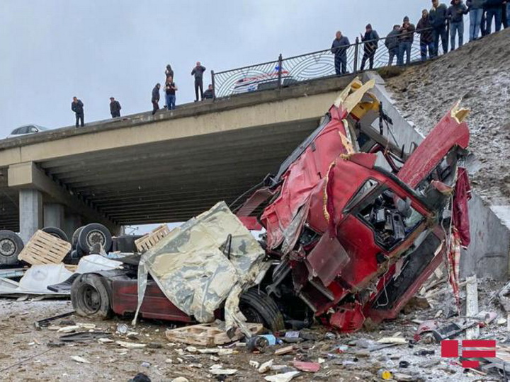В Баку грузовик упал с моста, есть погибшие - ФОТО