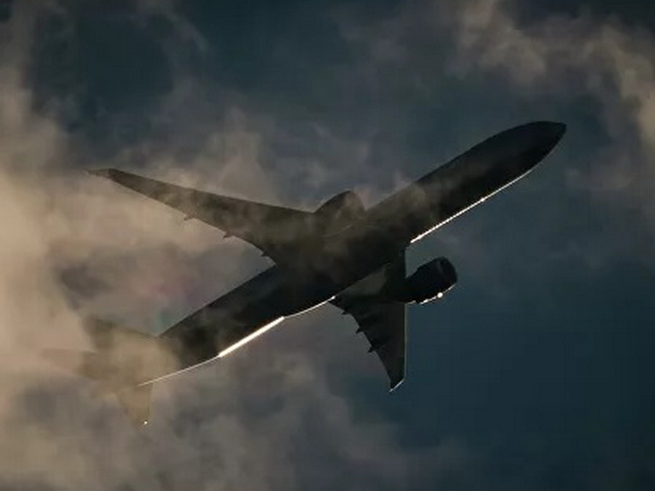 Горящий в небе над Лос-Анджелесом Boeing попал на видео - ВИДЕО