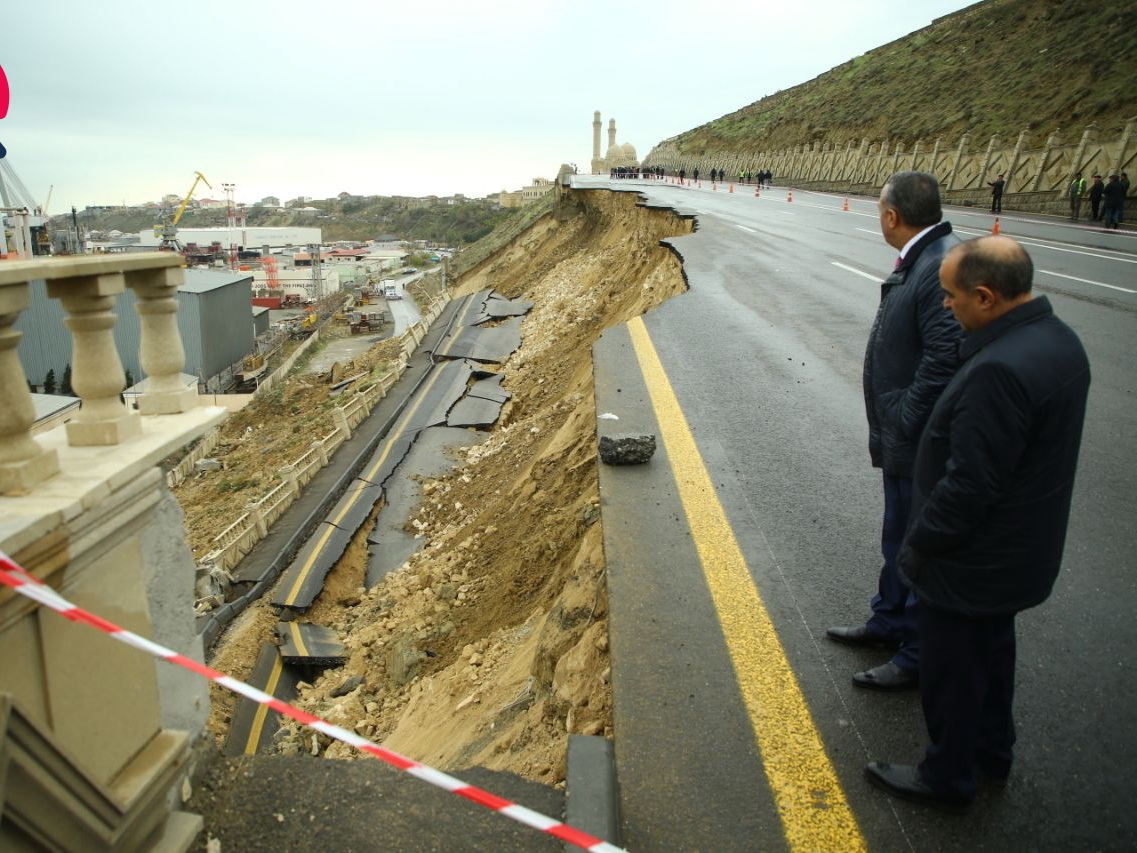 На рухнувшей в Баку дороге начнут бурить скважины, чтобы она не обвалилась вновь – ПОДРОБНОСТИ – ФОТО