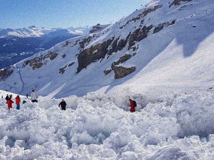 В результате схода лавины в Альпах погибли два лыжника