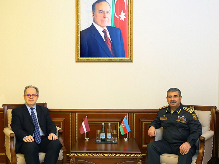 Министр обороны Азербайджана встретился с новым послом Латвии